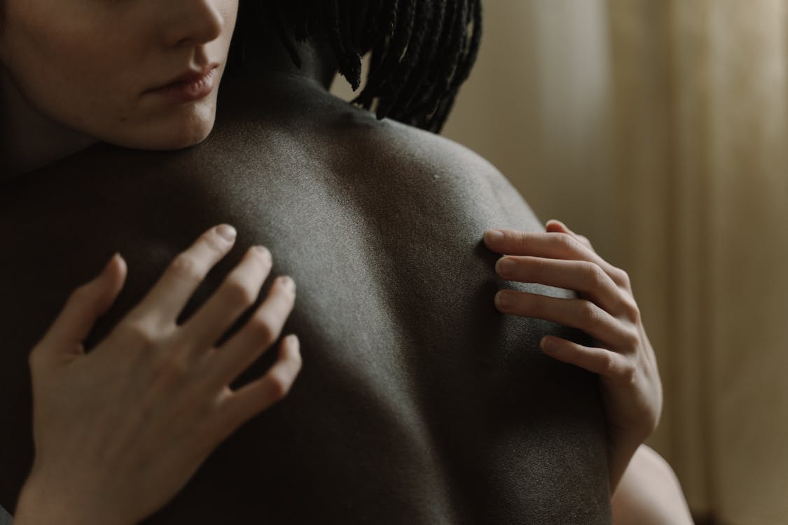 Couple enlacé après avoir travaillé la baisse de désir couple