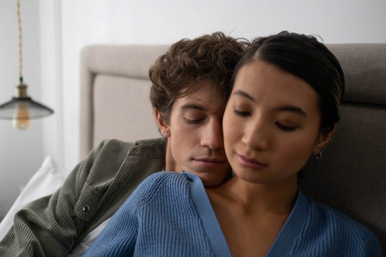Couple assis sur le lit dans un moment de réflexion - baisse de libido dans le couple