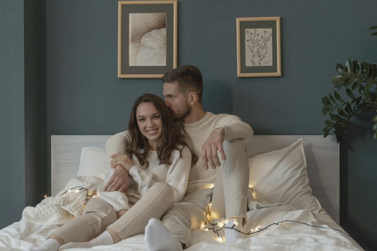 Couple dans une ambiance lumineuse et romantique - reconnexion intime désir sexuel femme Paris