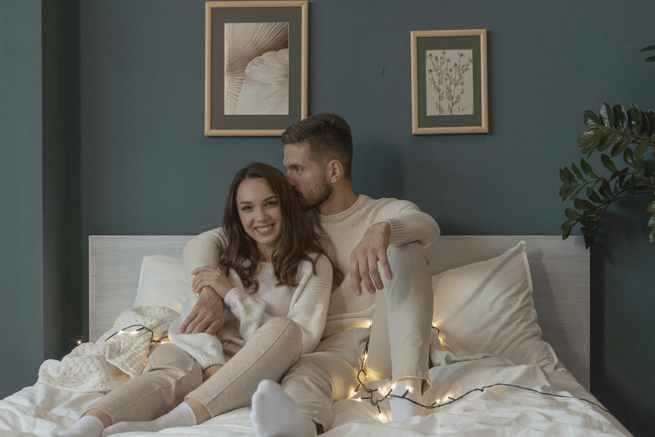 Couple dans une ambiance lumineuse et romantique - reconnexion intime désir sexuel femme Paris
