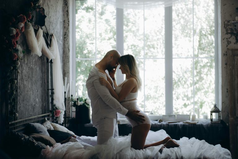 Couple partageant un moment intime - perte de désir sexuel femme sexothérapie Paris