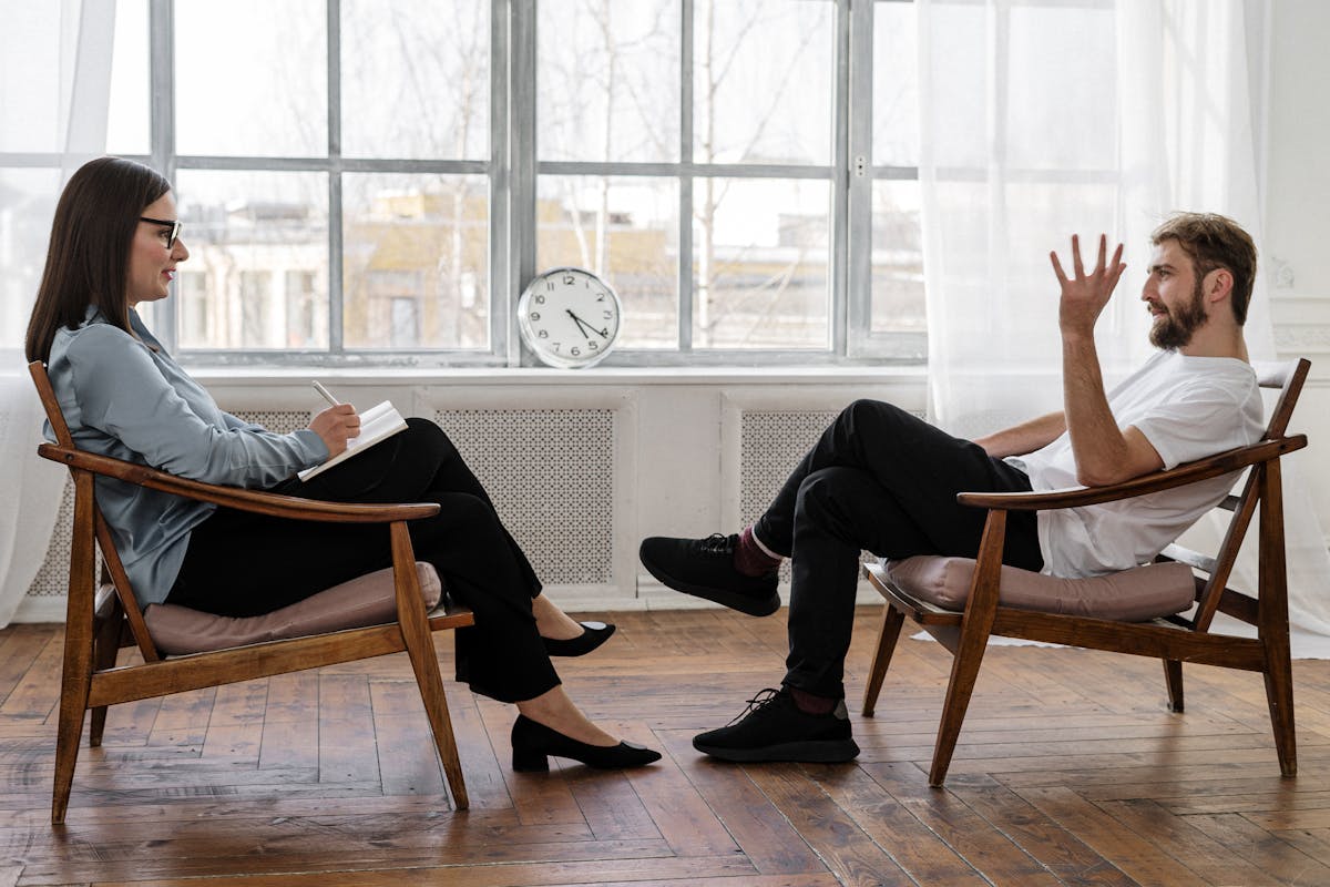 Couple apaisant la jalousie en thérapie de couple à Paris